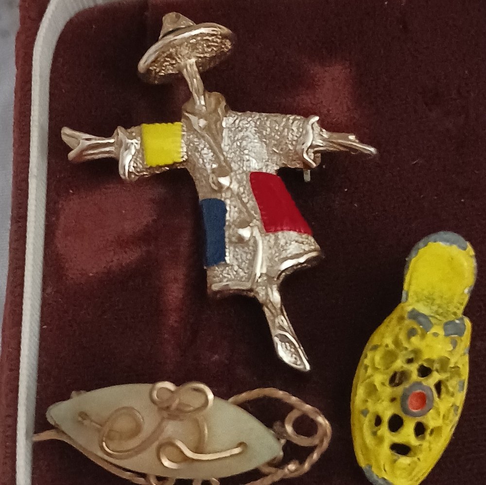 Sarah Cov Small Haul Vintage Scarecrow Yellow Slipper Initial B Shell Brooches